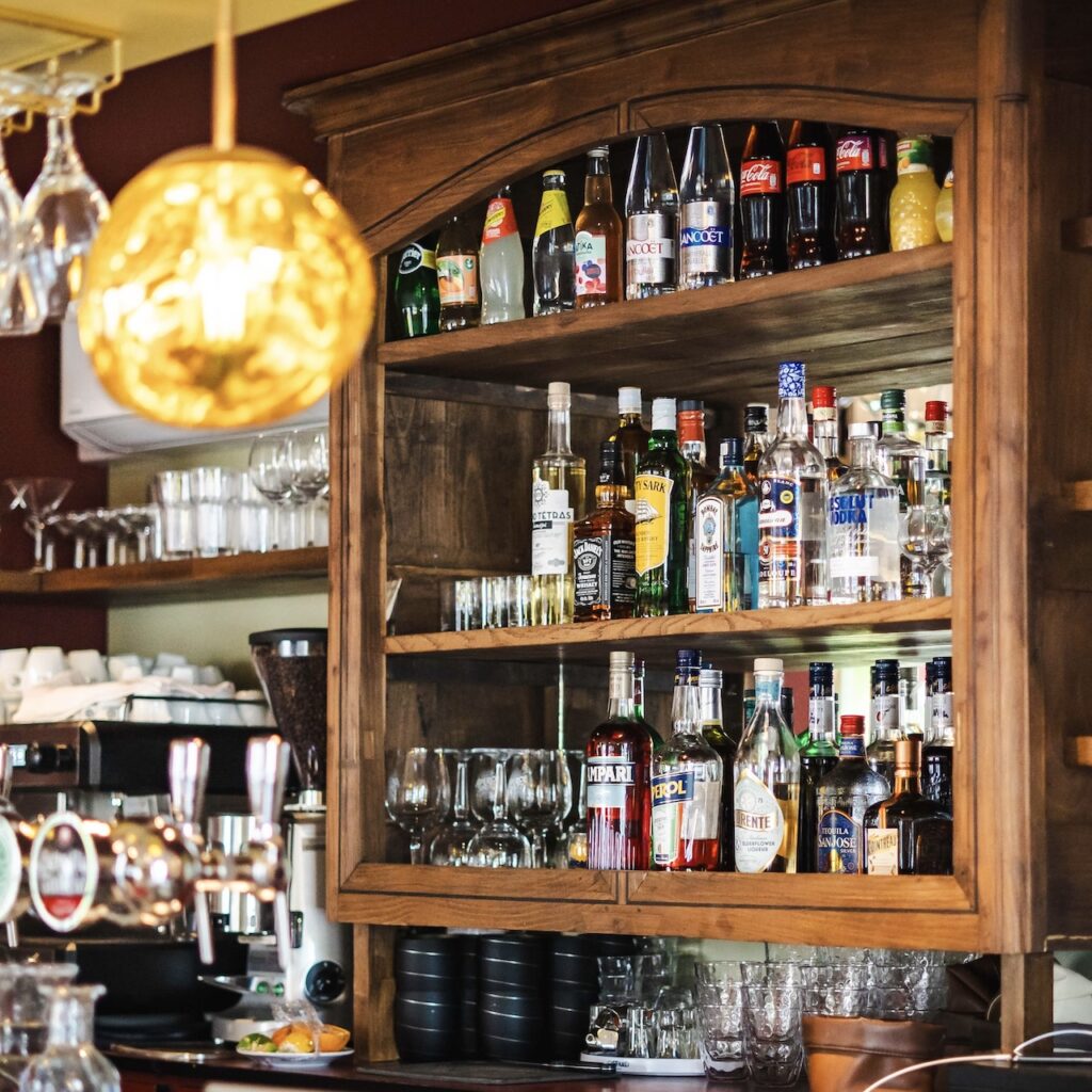 L'arrière-bar en bois récupéré — MEIGA