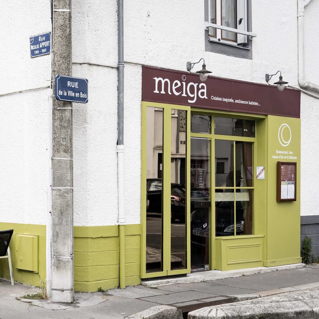 Le bar en faïence verte — MEIGA